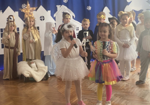 Dziewczynki śpiewają