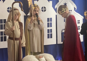 Dzieci stoją przy żłóbku