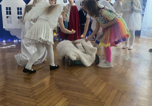 Dziewczynki tańczą