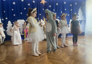 Dzieci recytują wierszyki