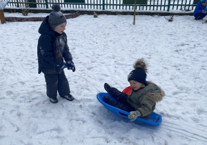 Zimowe zabawy na śniegu