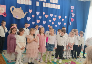 Dzieci śpiewają piosenki