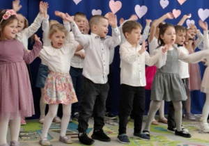 Dzieci tańczą