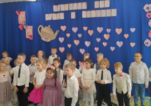 Dzieci recytują wiersze