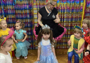 Dzieci tańczą na balu