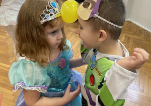 Dzieci tańczą na balu