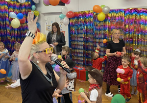 Dzieci tańczą na balu