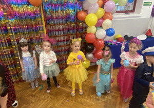 Dzieci tańczą na balu