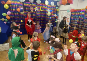 Dzieci tańczą na balu