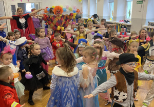 Dzieci tańczą na balu