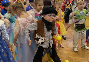 Dzieci tańczą na balu