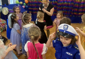 Dzieci tańczą na balu