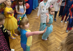 Dzieci tańczą na balu