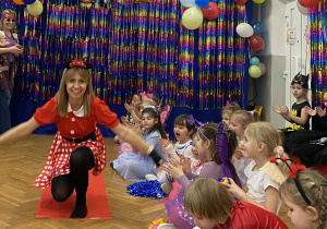 Dzieci tańczą na balu