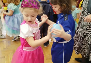 Dzieci tańczą na balu