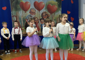 Dzieci śpiewają piosenki