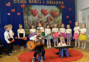Dzieci śpiewają i grają na instrumentach