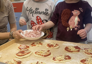 Dzieci przygotowują pizzę