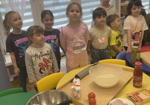 Dzieci przygotowują pizzę