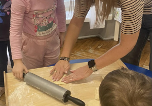 Dzieci przygotowują pizzę