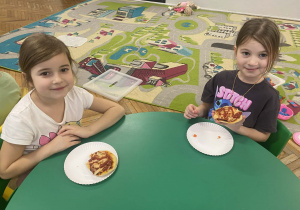 Dzieci jedzą pizzę