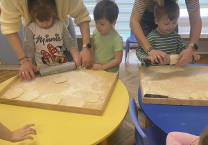 Dzieci przygotowują pizzę