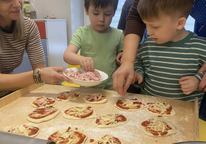 Dzieci przygotowują pizzę