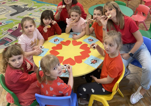 Dzieci jedzą ciasteczka