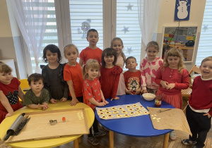 Dzieci przygotowują ciasteczka- serduszka