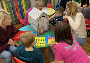 Dzieci kolorują, układają klocki