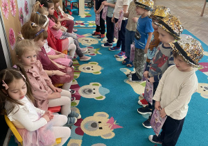 Chłopcy wręczają prezenty dziewczynkom