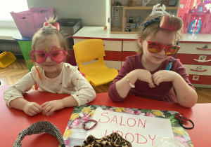 Dziewczynki w "Salonie Urody"