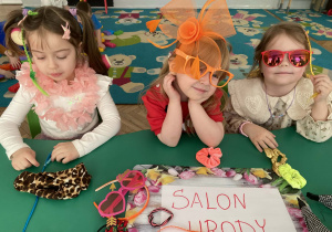 Dziewczynki w "Salonie Urody"