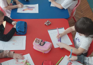 Dzieci kolorują skarpetki