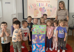 Dzieci prezentują swoją pracę plastyczną