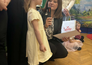 Pani Dyrektor wręcza nagrody