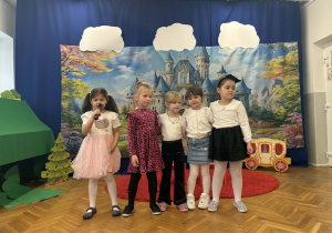 Dziewczynki śpiewają piosenki o przyjaźni