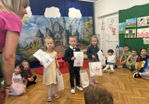 Dzieci odbierają nagrody