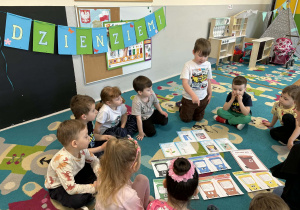 Dzieci uczą się jak segregować odpady.