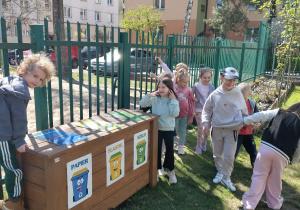 Dzieci segregują odpady.