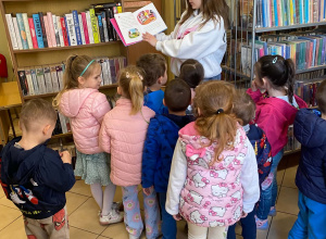 Misie w bibliotece.