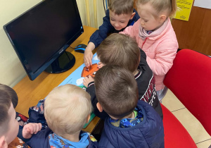 Dzieci oglądają książeczki