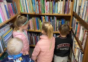 Dzieci zwiedzają bibliotekę