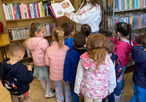 Pani Bibliotekarka czyta dzieciom bajkę