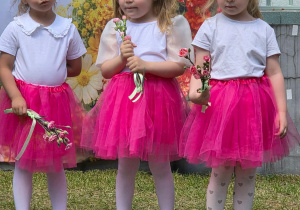 Dziewczynki trzymają kwiaty