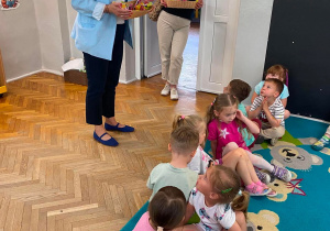 Pani Dyrektor wręcza dzieciom lizaki