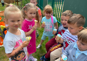 Dzieci jedzą lody