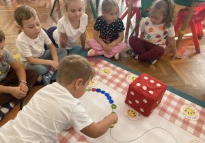 Dzieci liczą i stemplują kropki