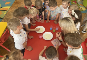 Kolorowe kropki z mleka- doświadczenie