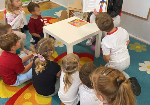 Pani bibliotekarka czyta dzieciom bajkę